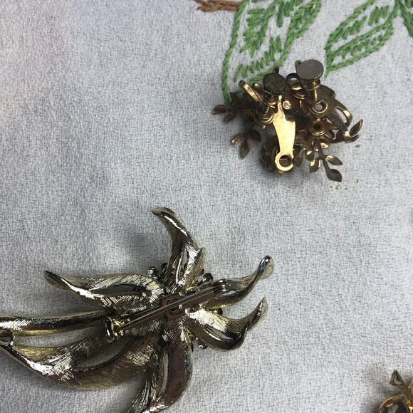 VIntage lot of 9 Brooches Pins and clip on earrings Gold Tone - Picture 11 of 16